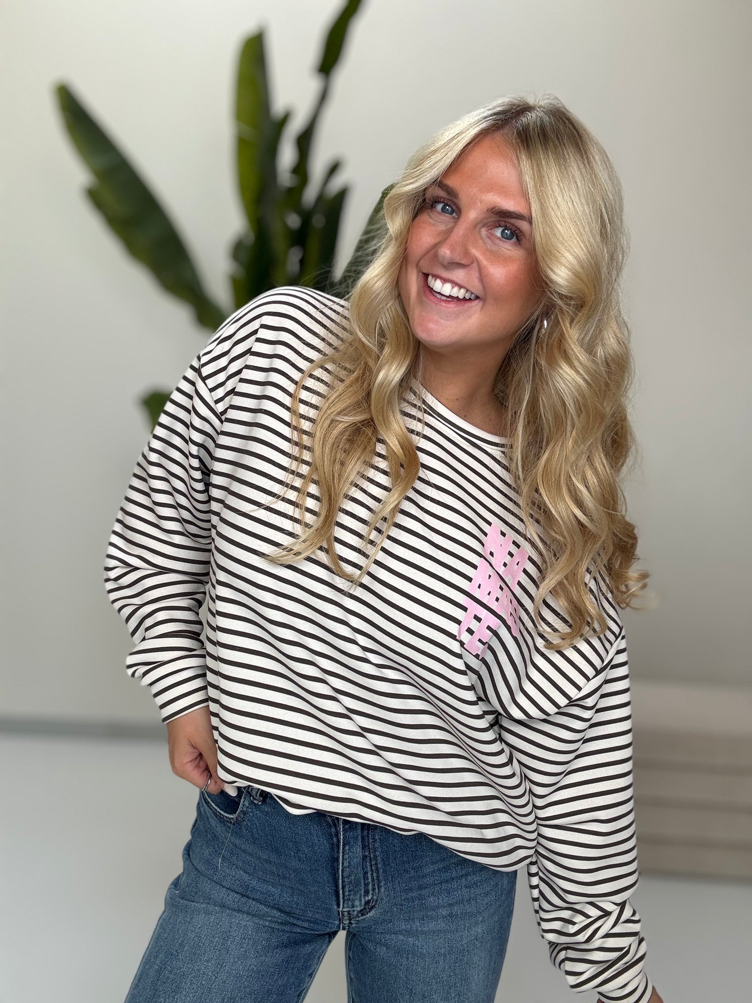 Sweater mit Rückenprint creme/coffee geringelt NAMASTE
