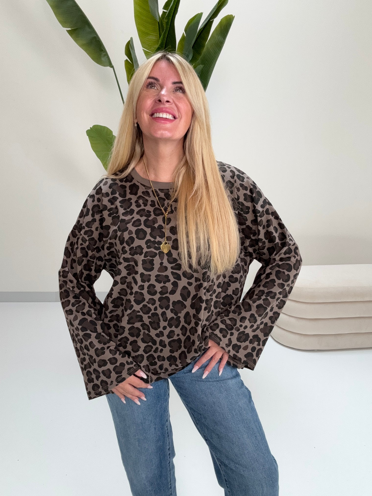 Longsleeve mit leicht ausgestelltem Ärmel taupe LEO schwarz/chocolate