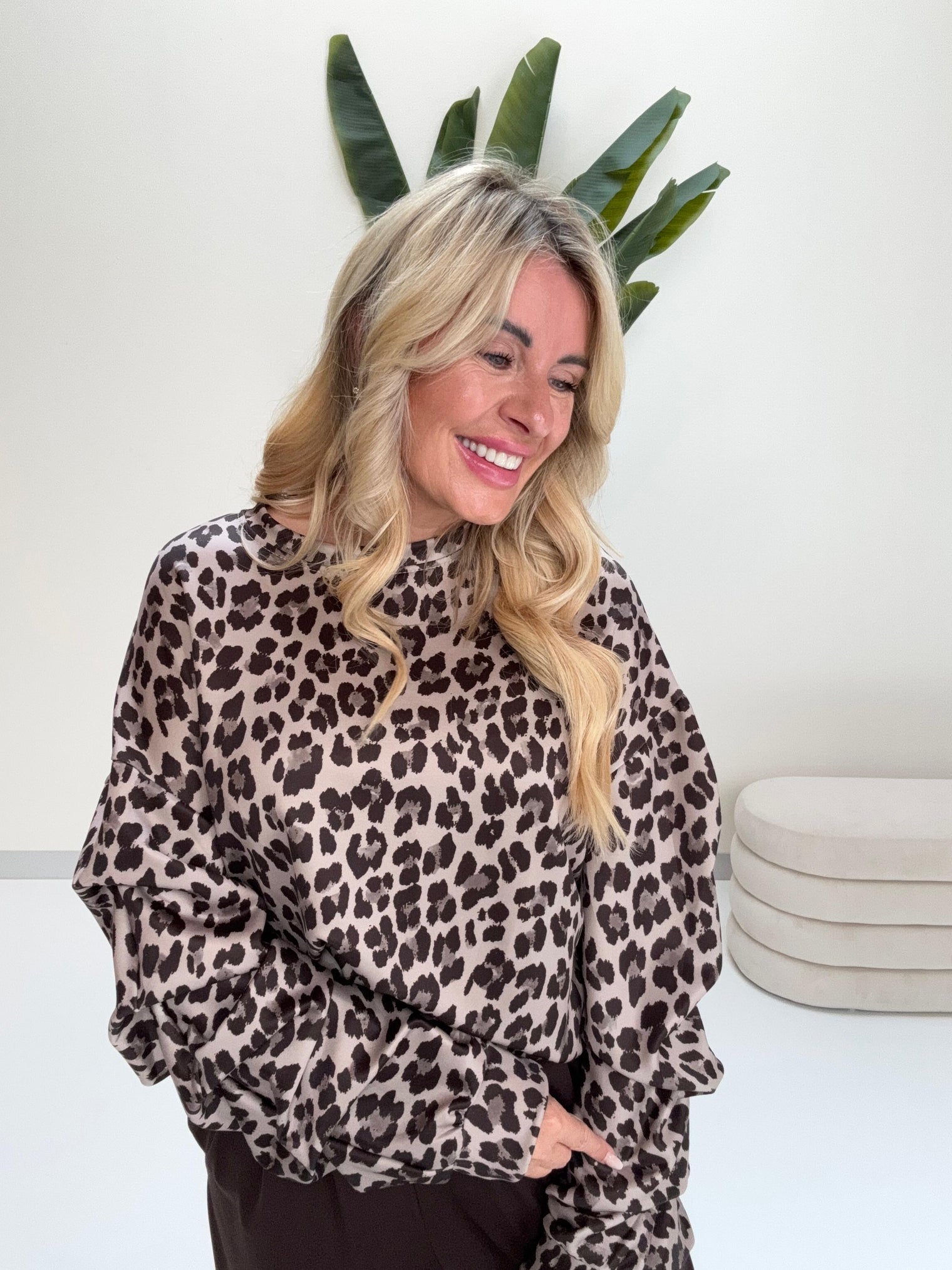 Butterstoff Pullover mit Crinkle Arm soft taupe leo