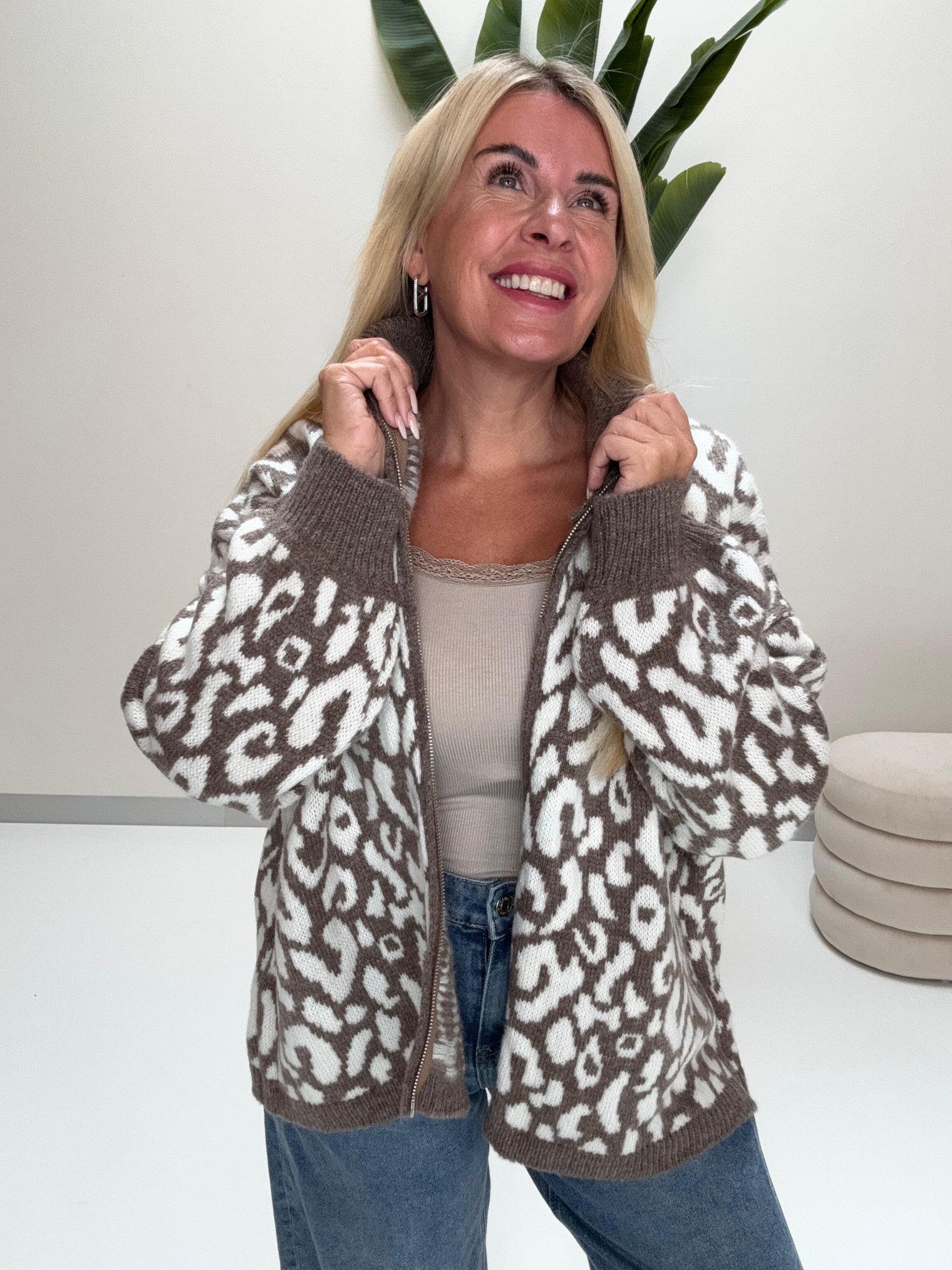 Zipper Strickjacke im angesagten Leo Muster taupe/creme