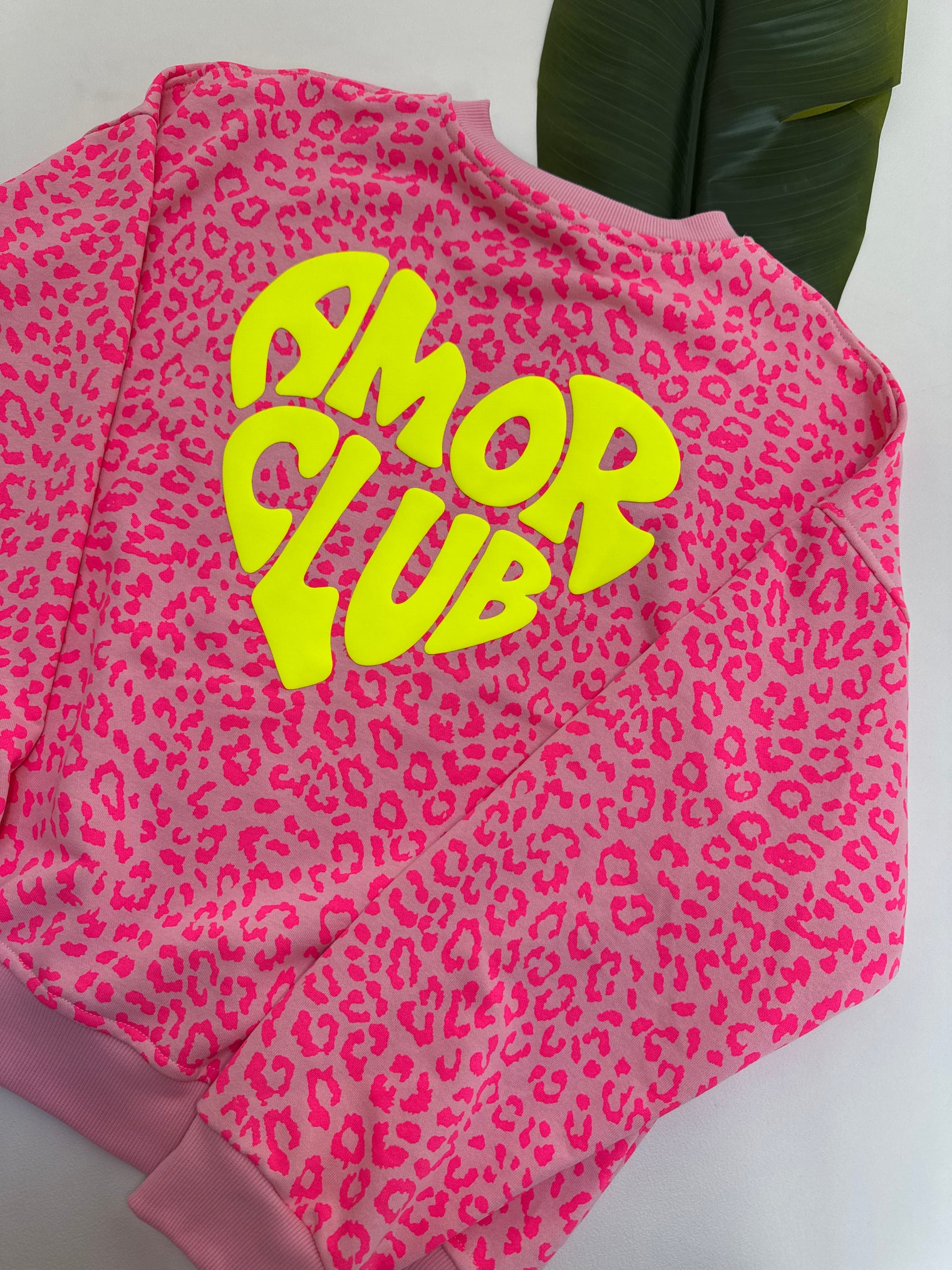 Sweater mit Rückenprint AMOR CLUB rosa leo