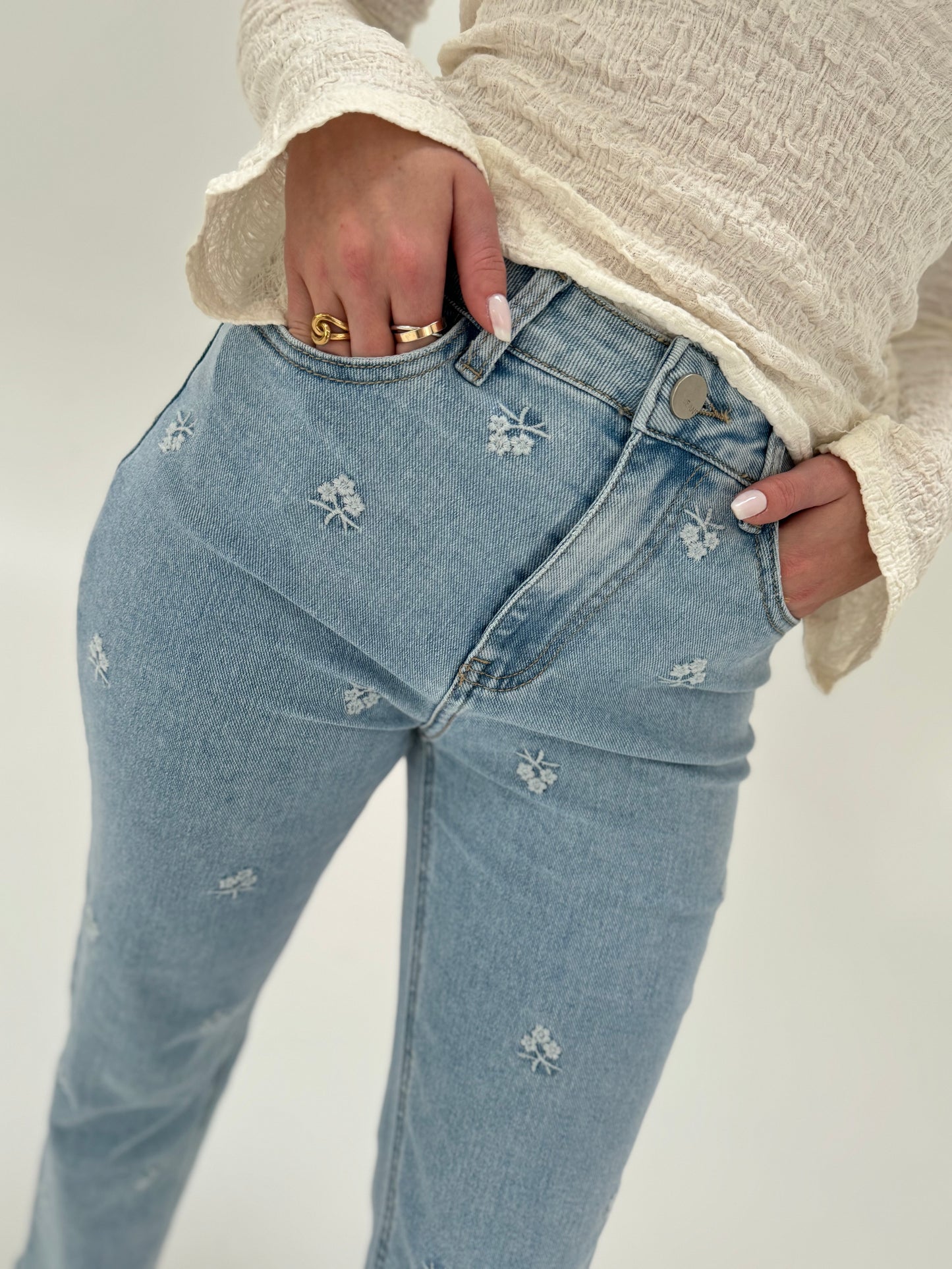 Stretch Mom Jeans mit Blumen in weiß