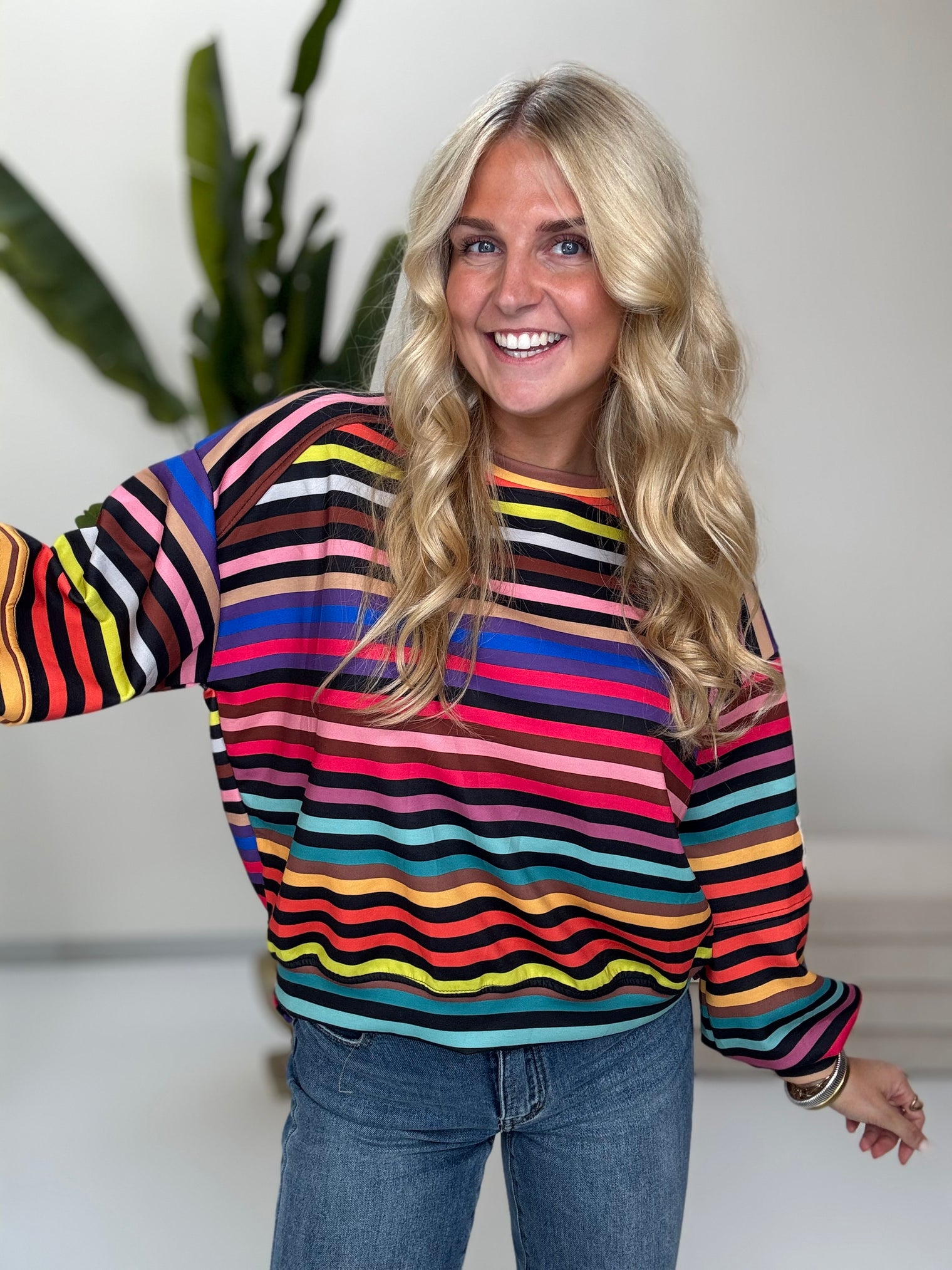 Butterstoff Sweater mit Patch am Ärmel schwarz/rainbow