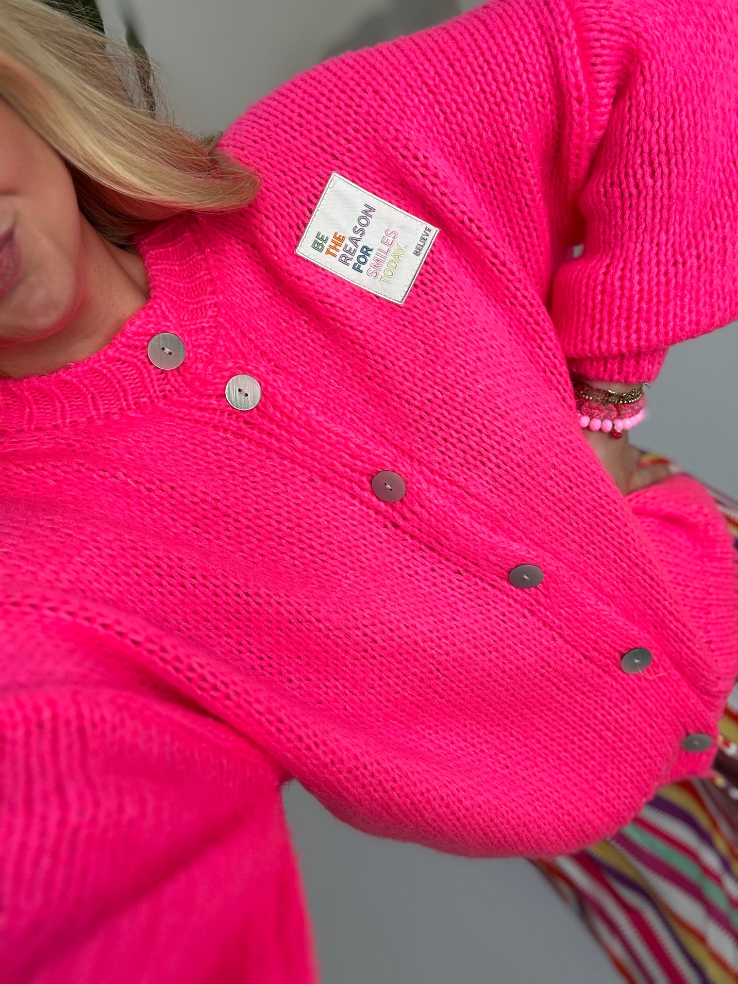 Sommer Strickjacke mit Patch BE THE REASON FOR SMILES TODAY  hot pink