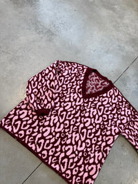 Cozy Strickpullover im angesagten Leo Muster burgundy/rosa