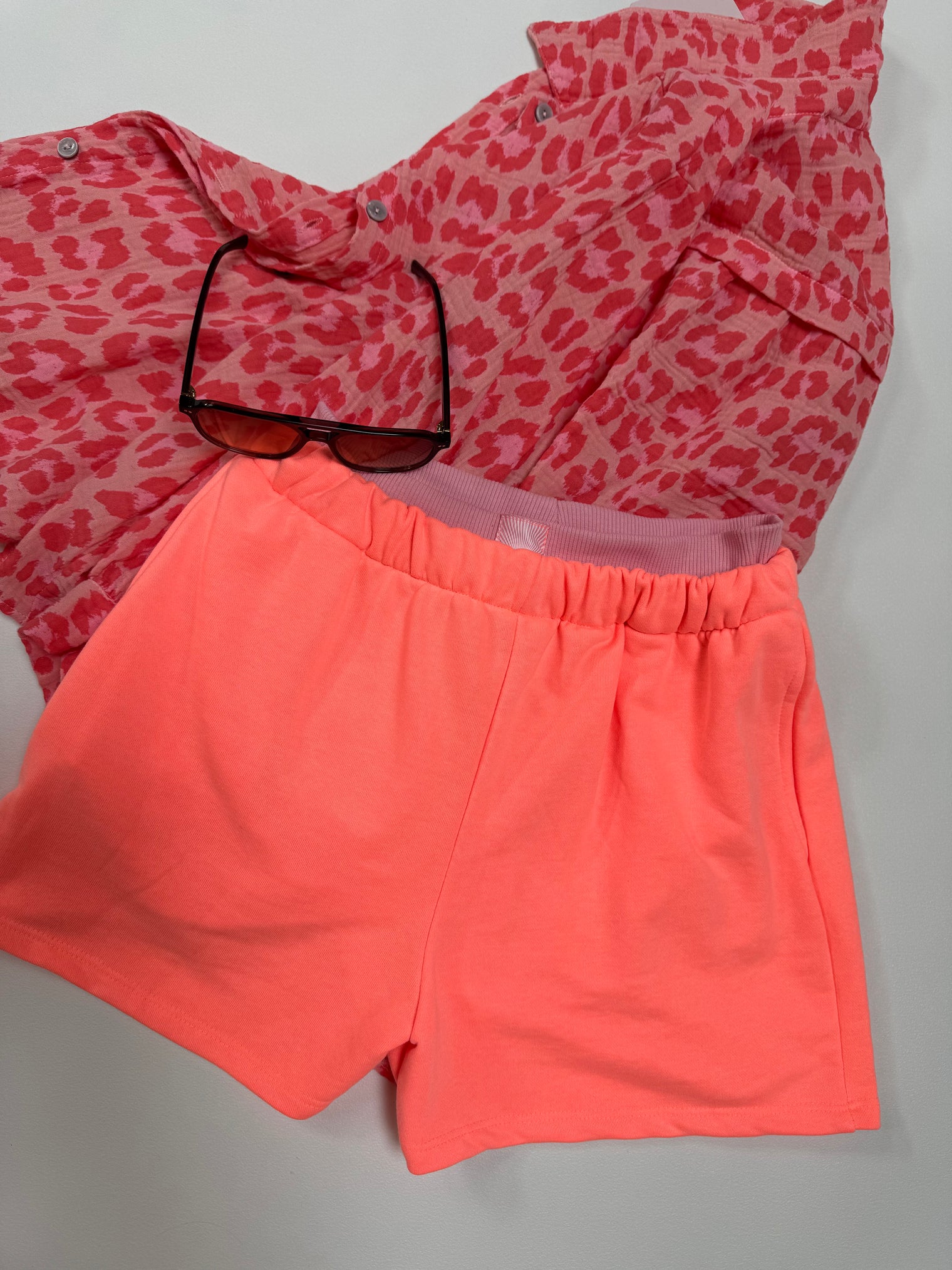 Stoffshorts mit Doppelbund & Patch SUMMER CHIC hot peach
