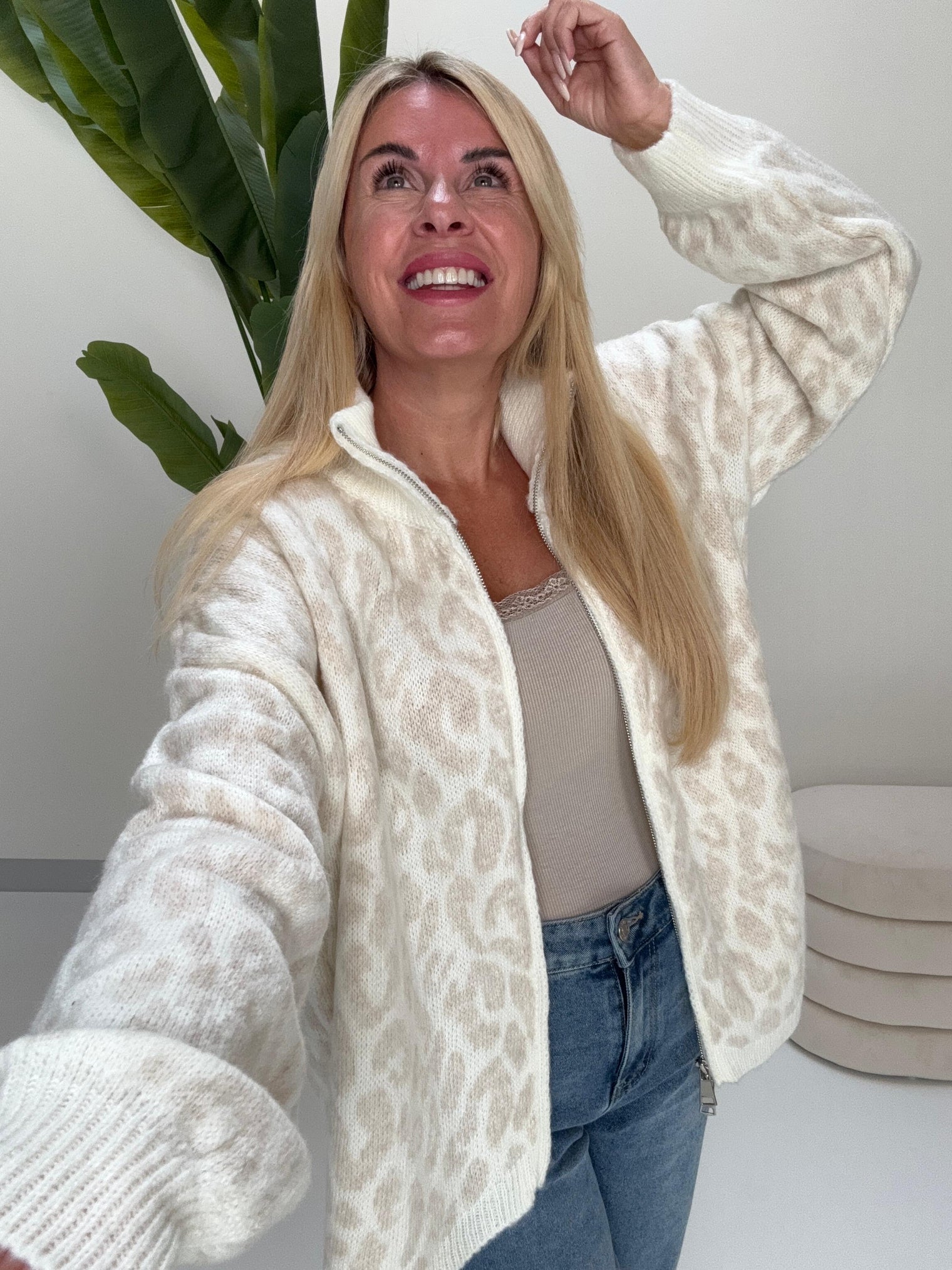 Zipper Strickjacke im angesagten Leo Muster creme/beige