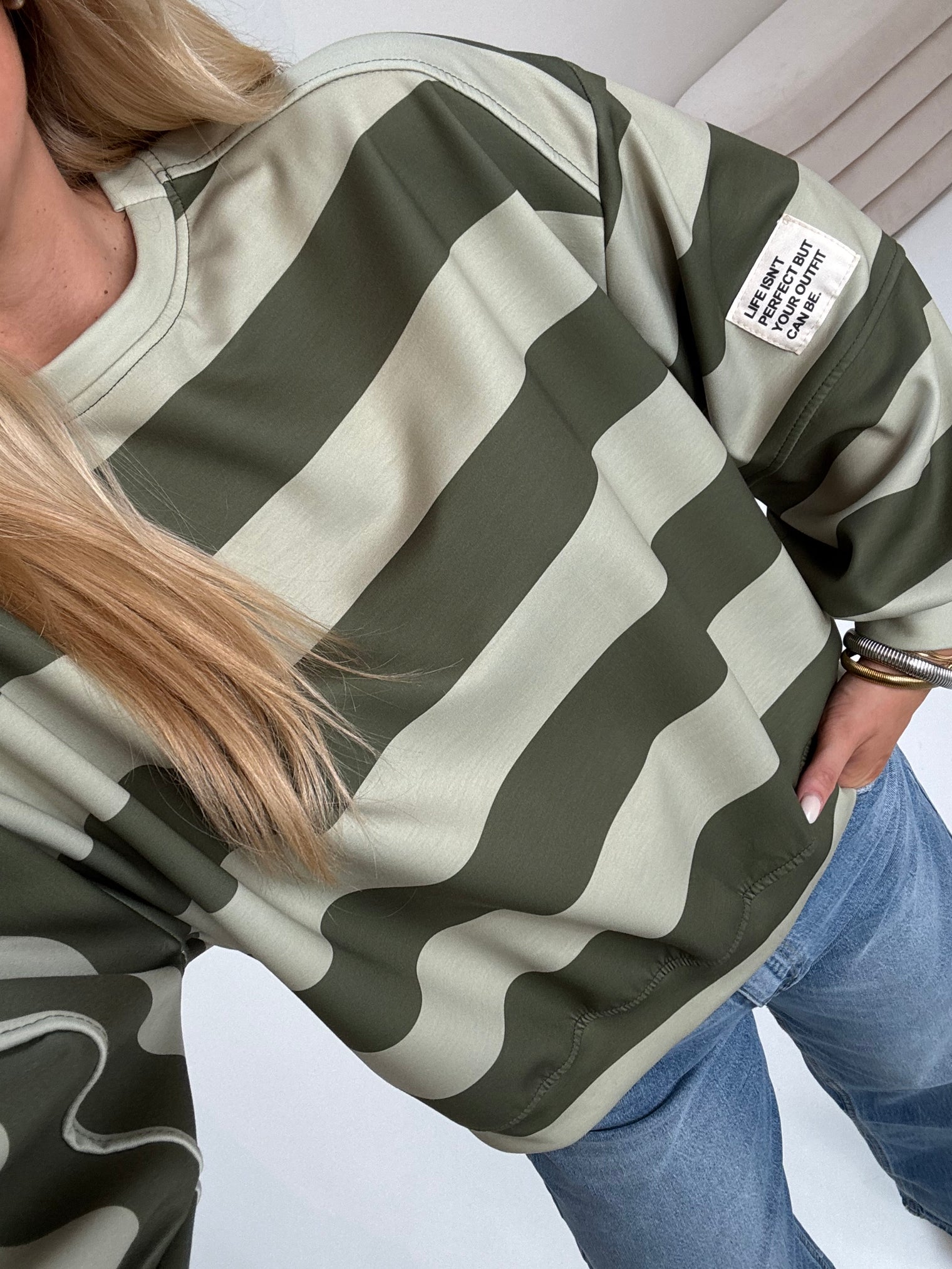 Butterstoff Sweater mit Patch am Ärmel BIG STRIPES hell&dunkelgrün