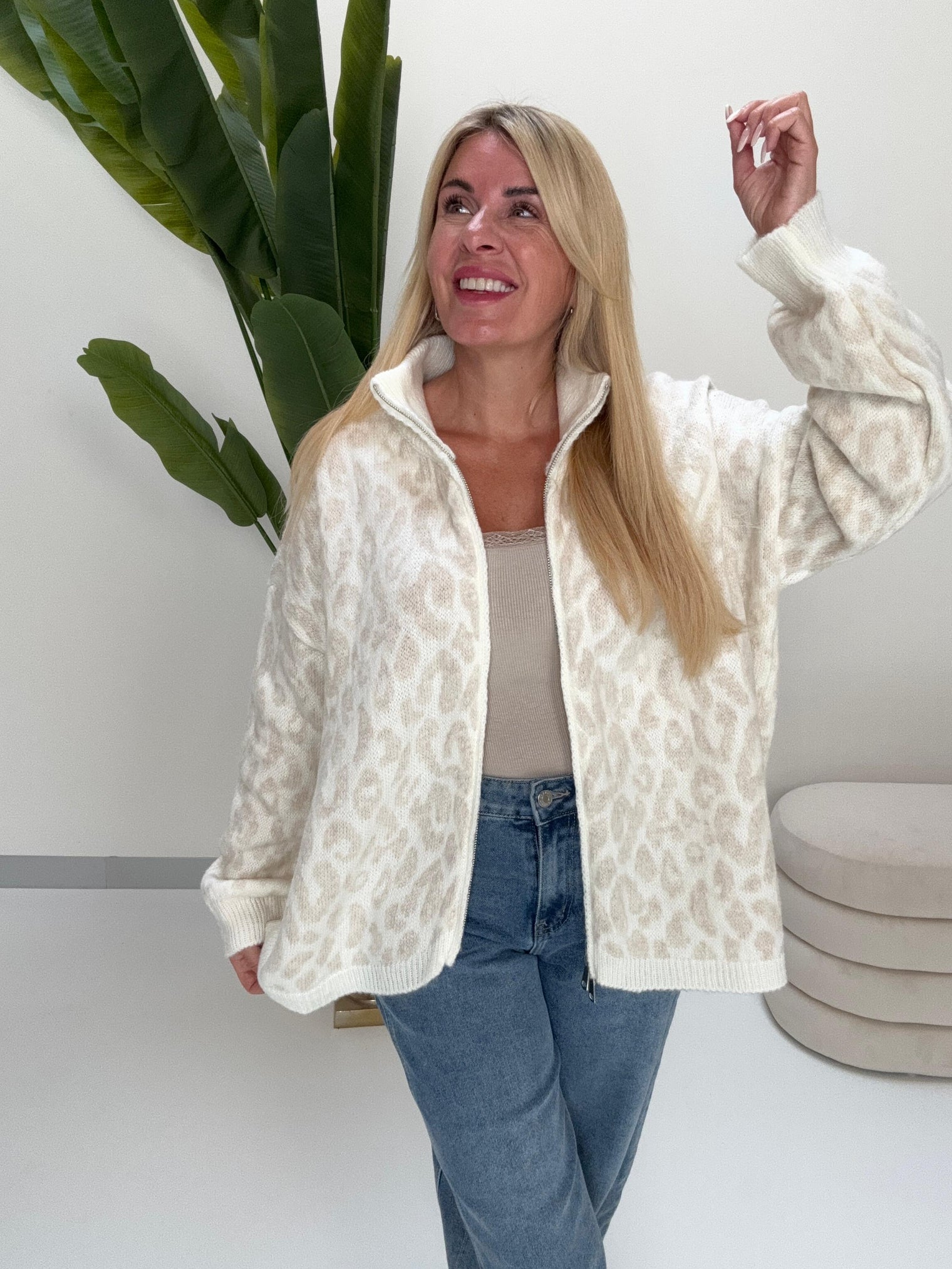 Zipper Strickjacke im angesagten Leo Muster creme/beige