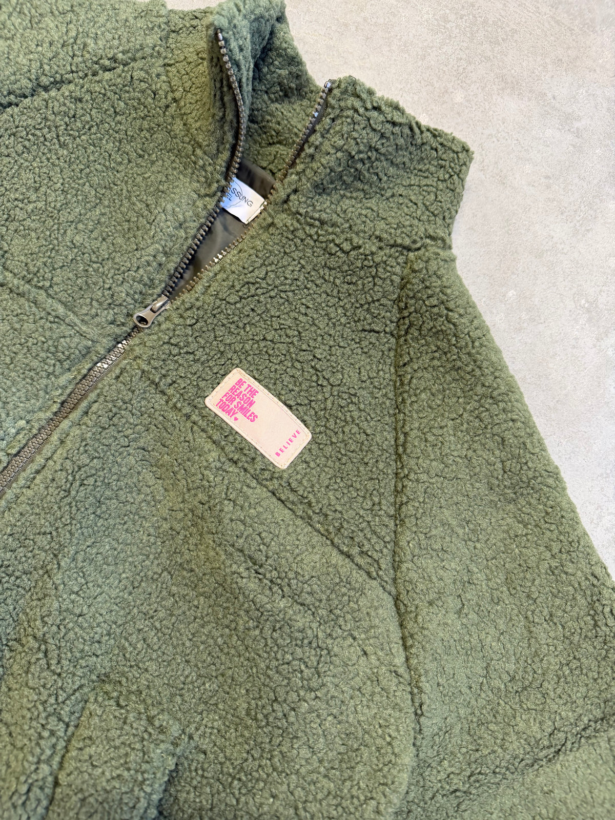 Kuschel Jacke mit Reißverschluss & Patch BE THE REASON FOR SMILES TODAY Kaki