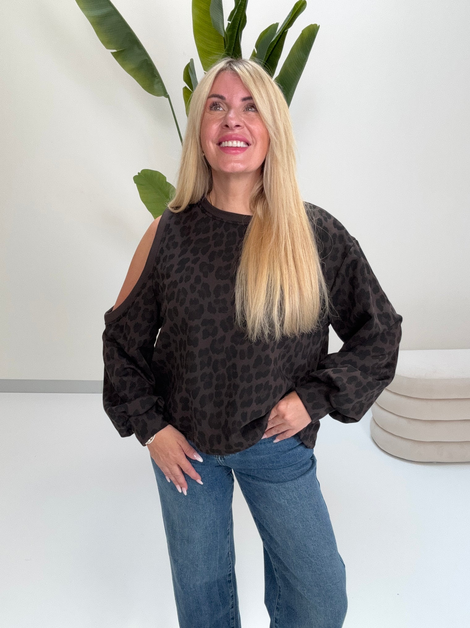 Sweater mit Cut-Out an der Schulter dark chocolate LEO POWER schwarz/taupe