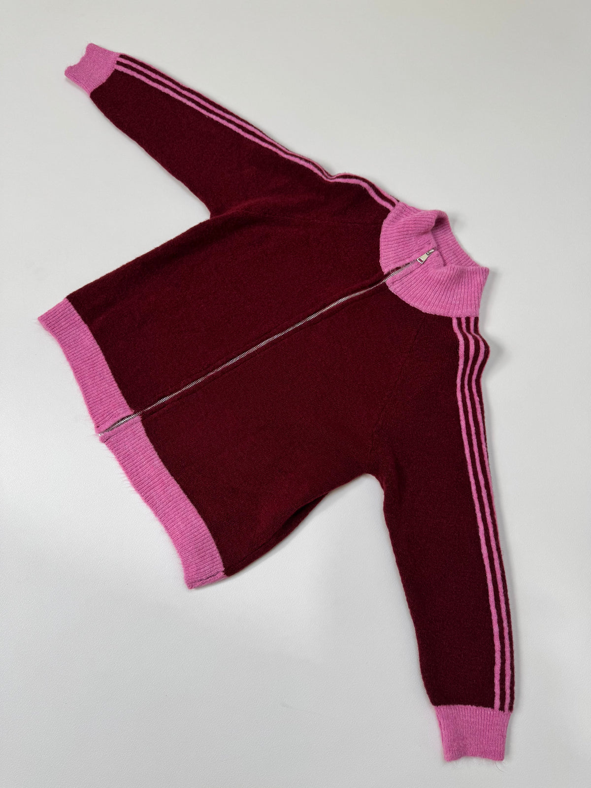 Kuschelweiche Zipper Strickjacke mit seitlichen Streifen burgundy/rosa