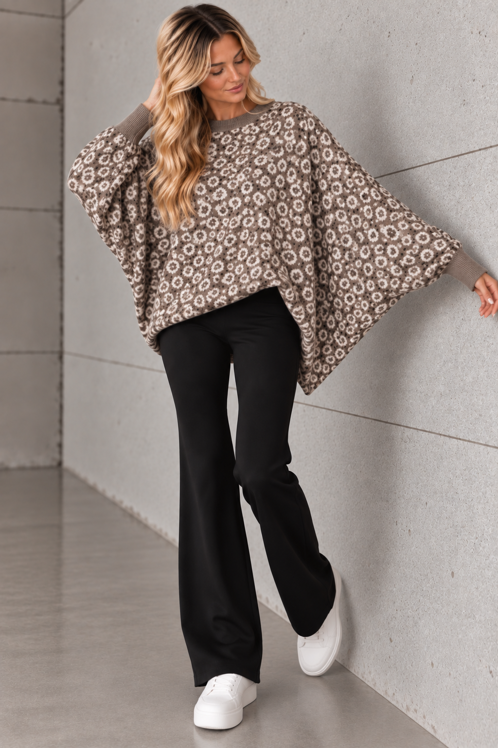 Feinstrick Fledermauspullover im LEO Style taupe/weiß
