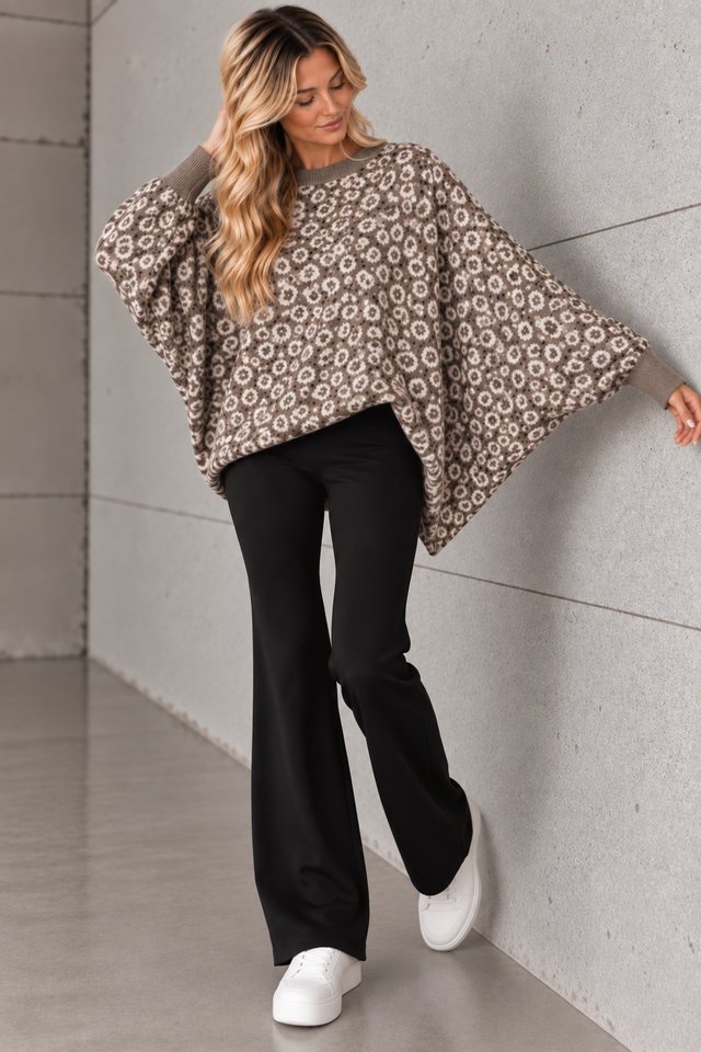 Feinstrick Fledermauspullover im LEO Style taupe/weiß