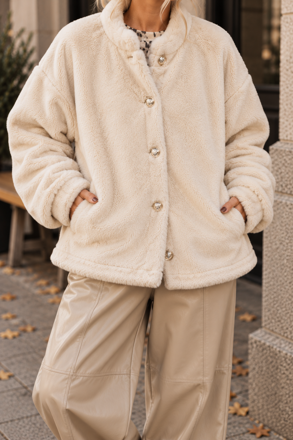 Teddyjacke Creme mit goldenen Knöpfen