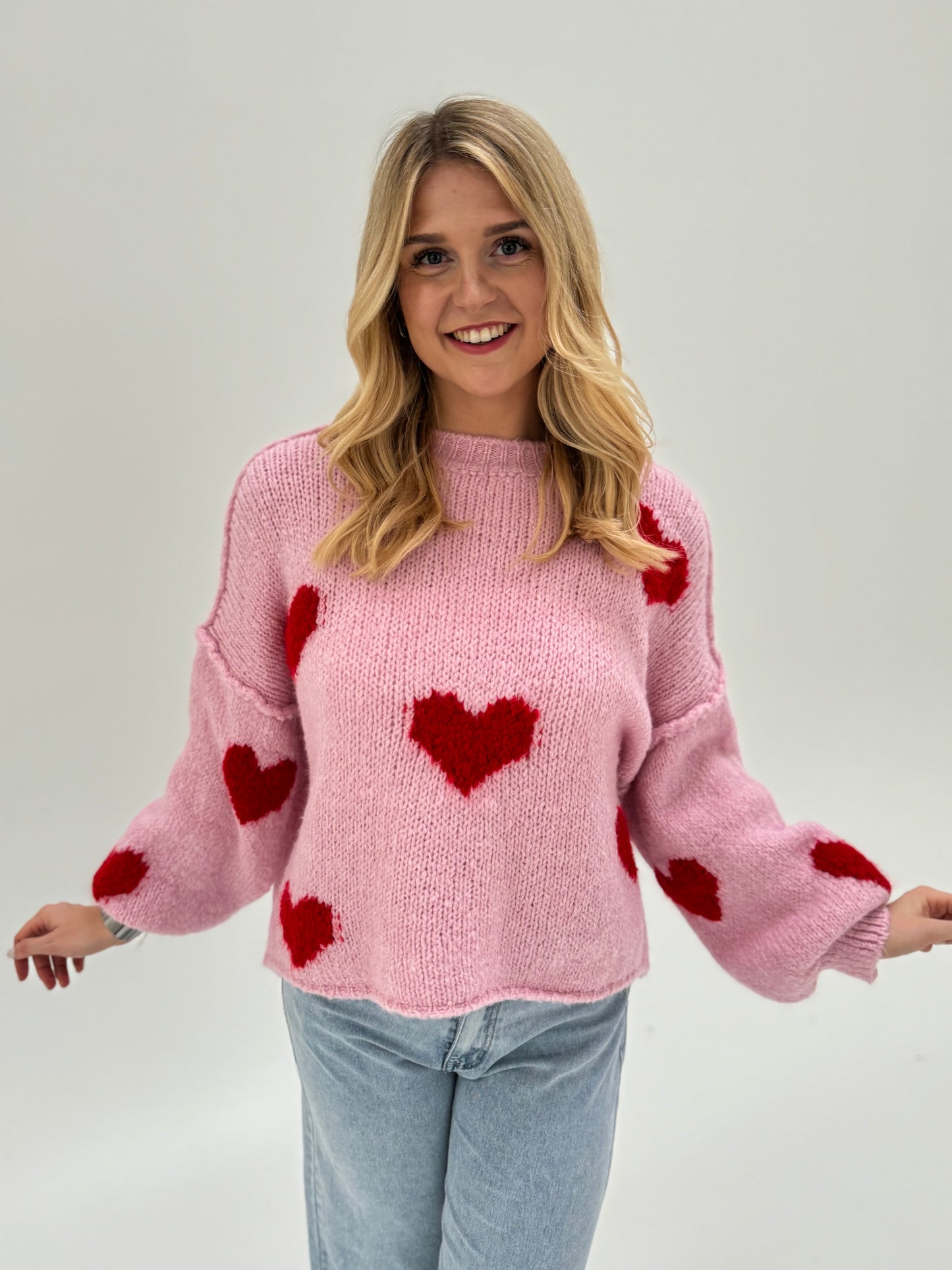 Kuschelweicher Pullover rosa mit roten Herzen