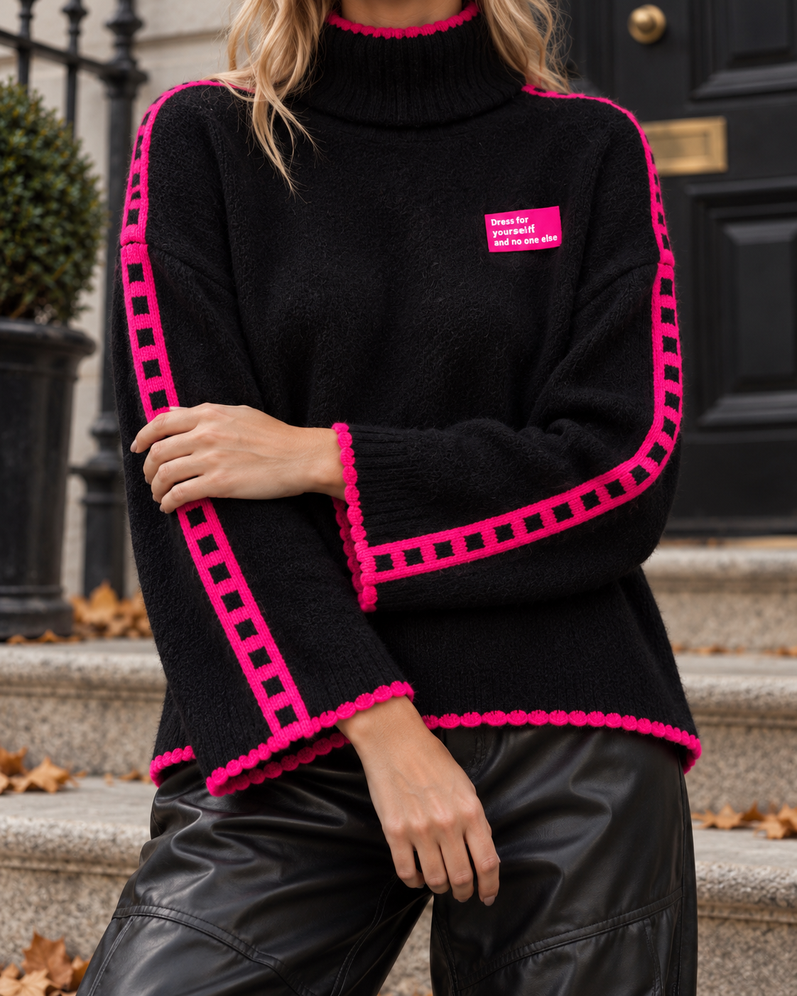 Pullover mit Patch DRESS FOR YOURSELF schwarz/pink