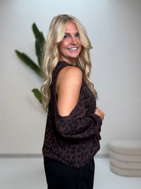Sweater mit Cut-Out an der Schulter dark chocolate LEO POWER schwarz/taupe