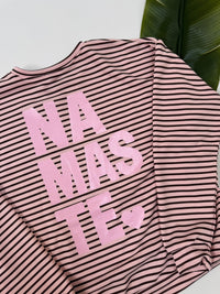 Sweater mit Rückenprint hellrosa/coffee geringelt NAMASTE