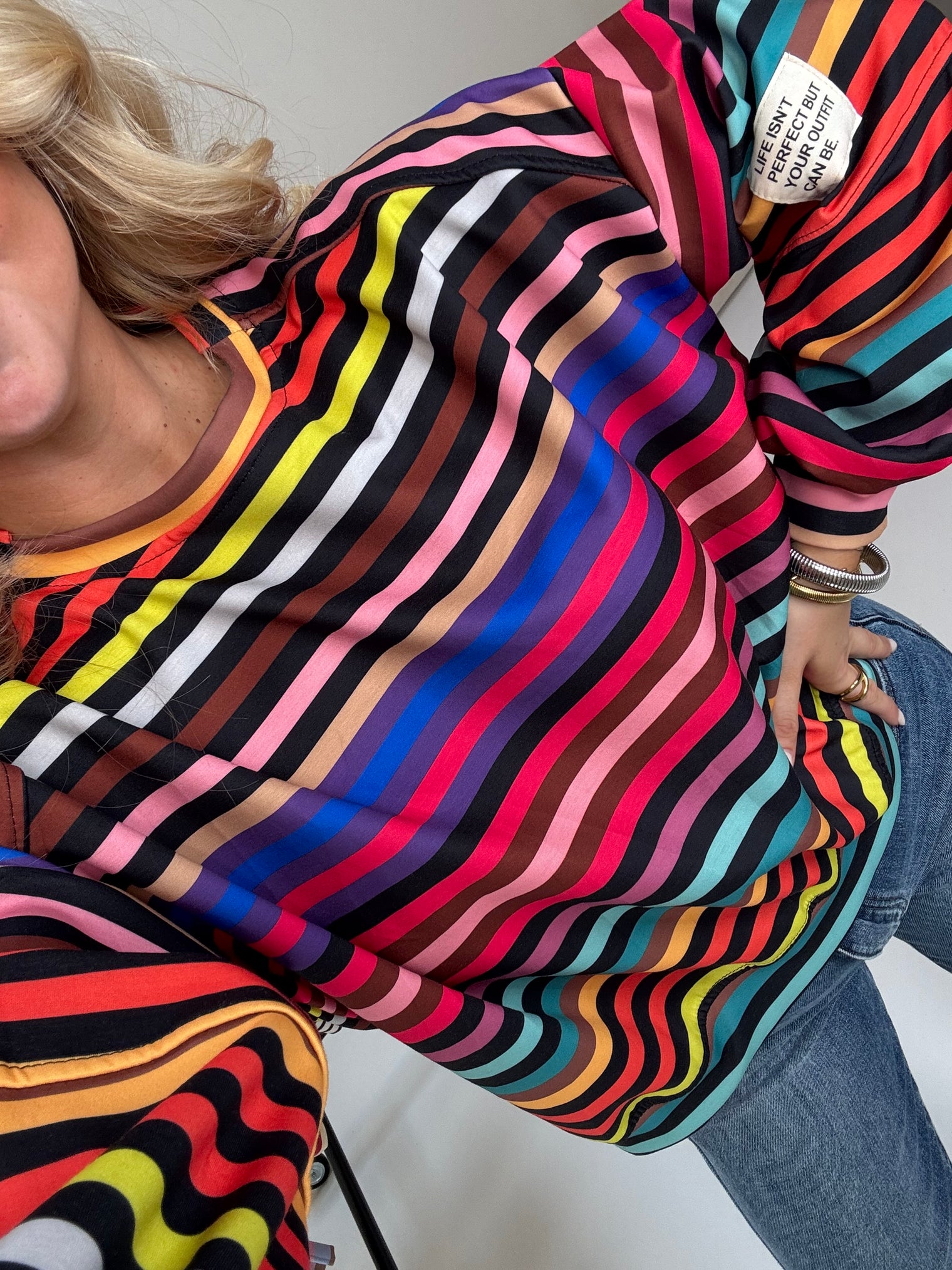 Butterstoff Sweater mit Patch am Ärmel schwarz/rainbow