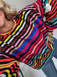Butterstoff Sweater mit Patch am Ärmel schwarz/rainbow