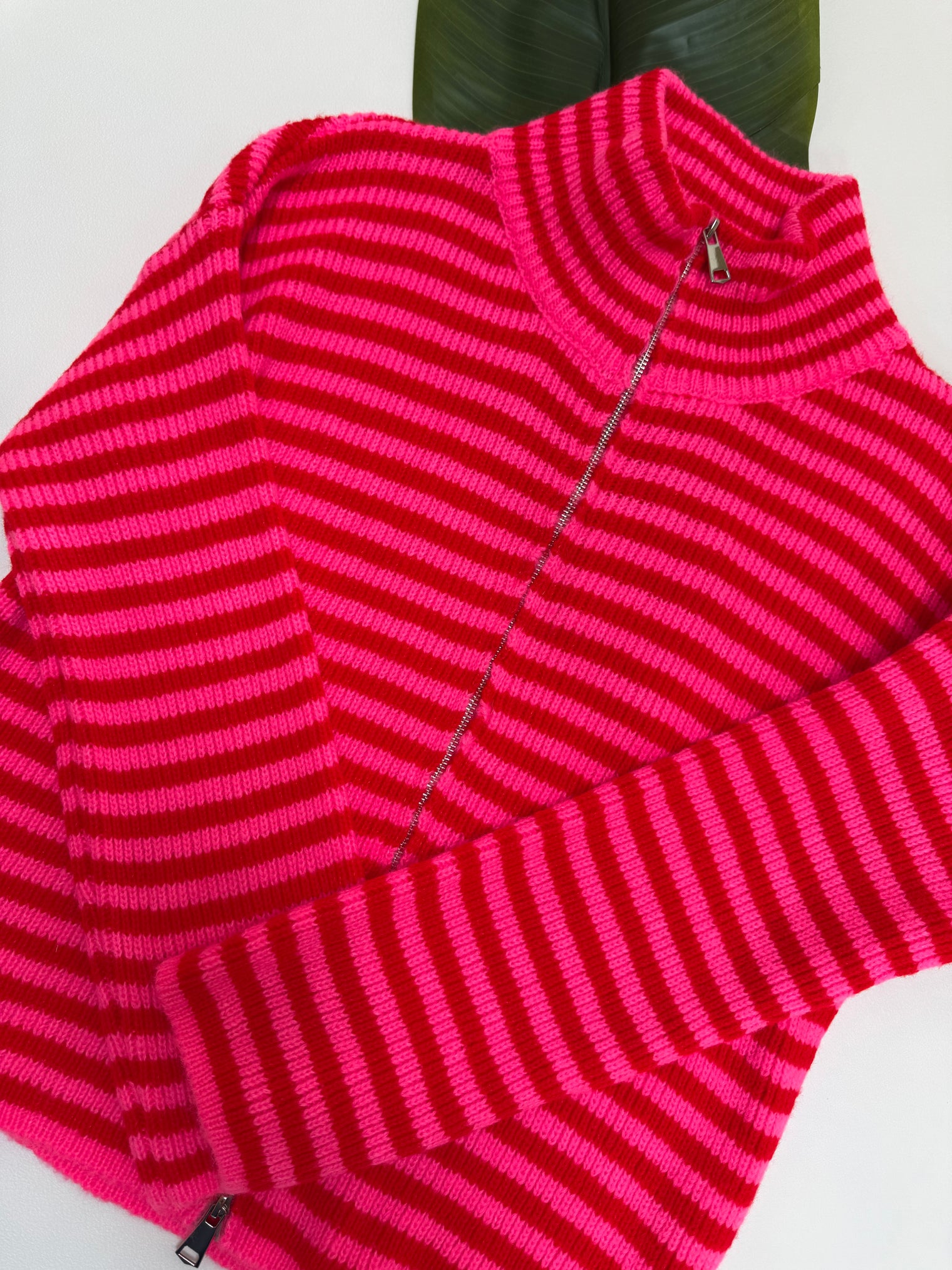 Zipper Strickjacke mit leicht ausgestelltem Ärmel pink/rot