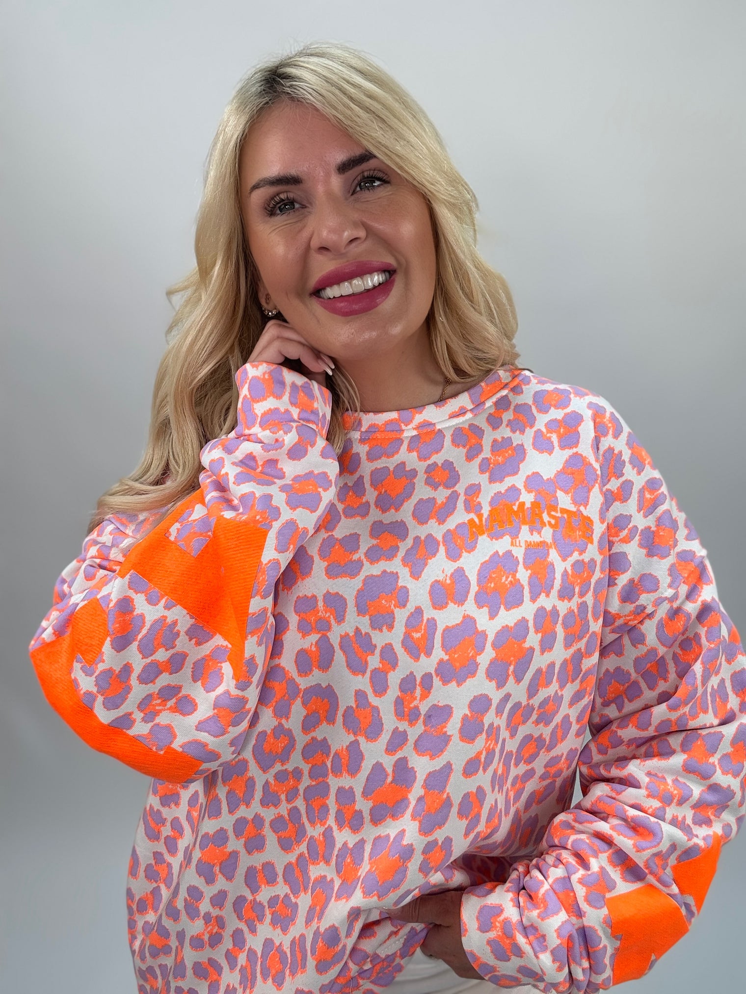 Sweater NAMASTE weiß | flieder/orange