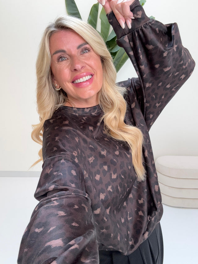 Butterstoff Pullover mit Crinkle Arm dark chocolate leo