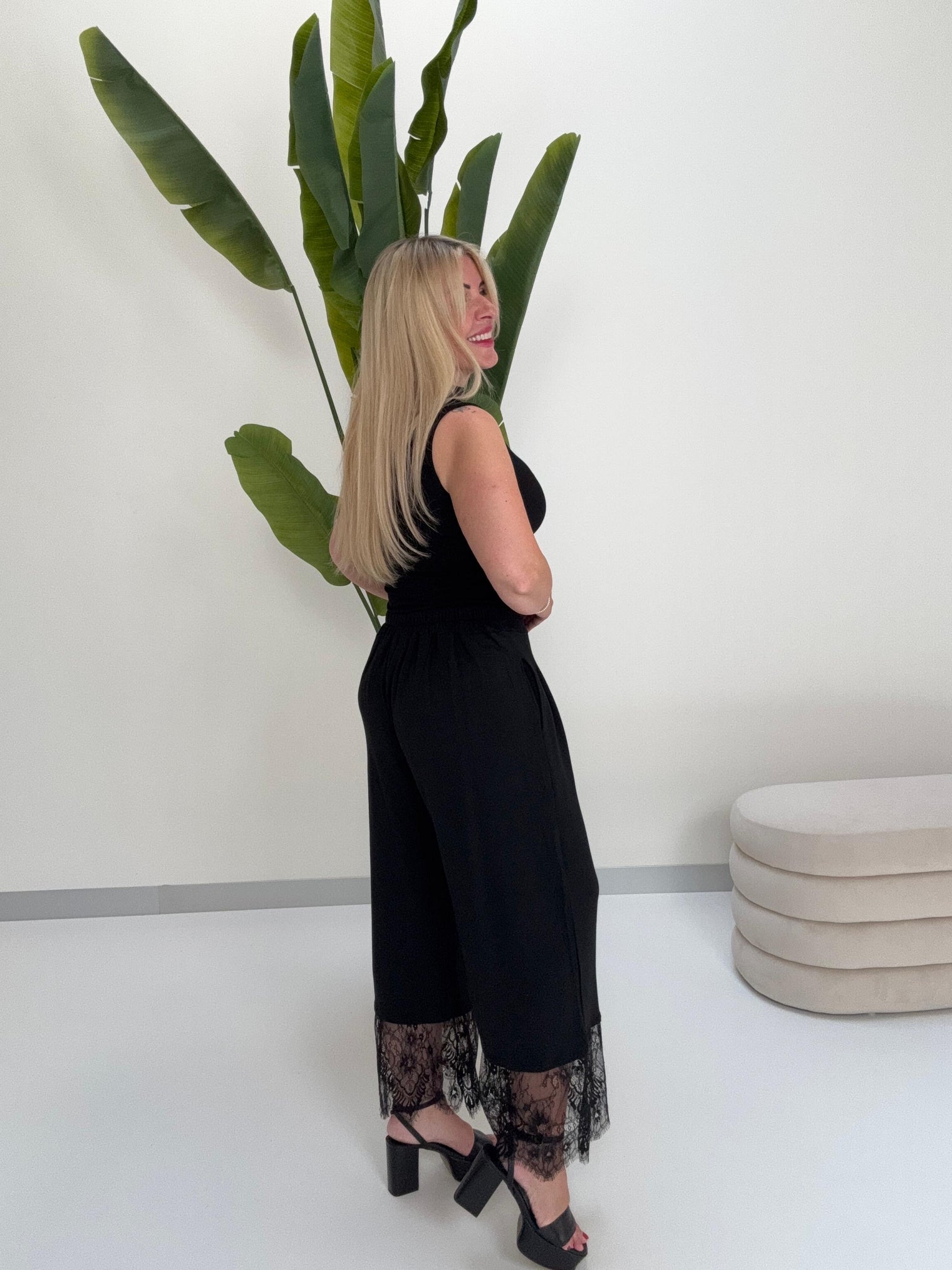 Luxury Culotte Hose mit Bundfalten & Spitze schwarz