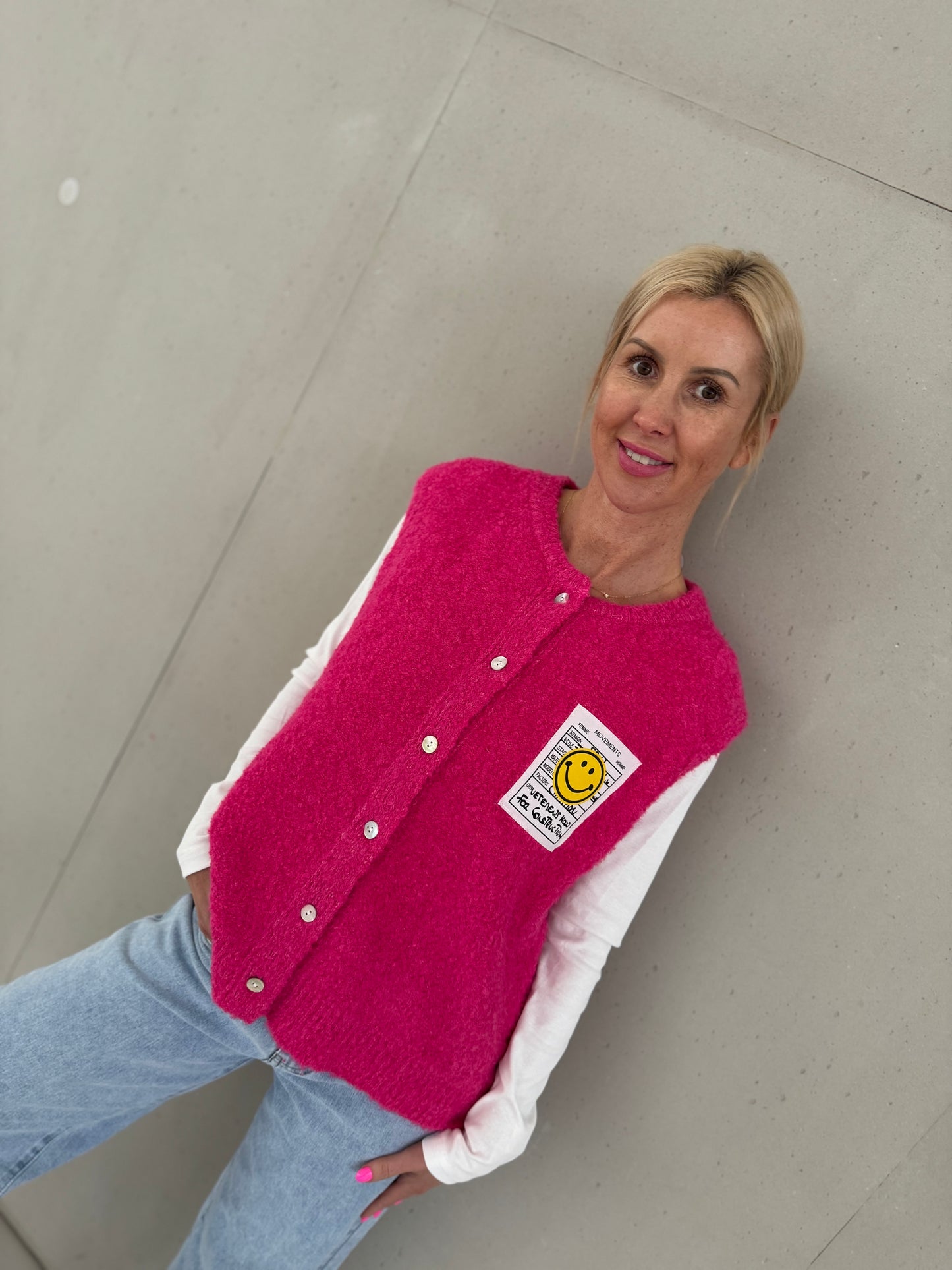 Kuschelige Strickweste mit Smiley Patch pink