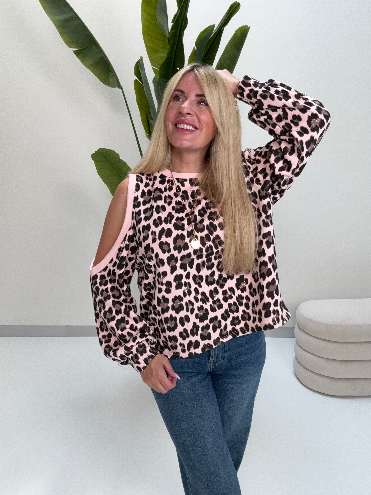 Sweater mit Cut-Out an der Schulter hellrosa LEO POWER schwarz/taupe