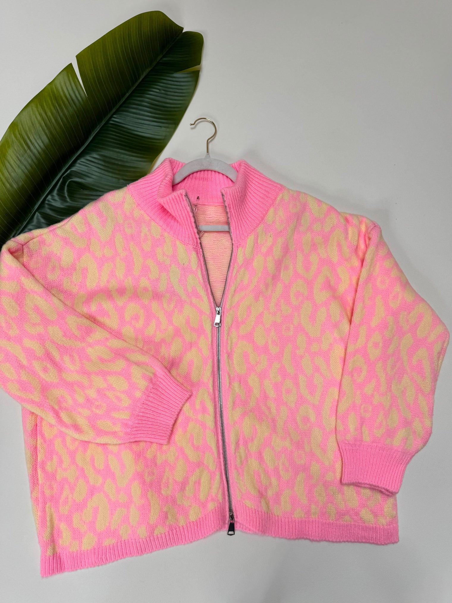 Zipper Strickjacke im angesagten Leo Muster rosa/buttermilk