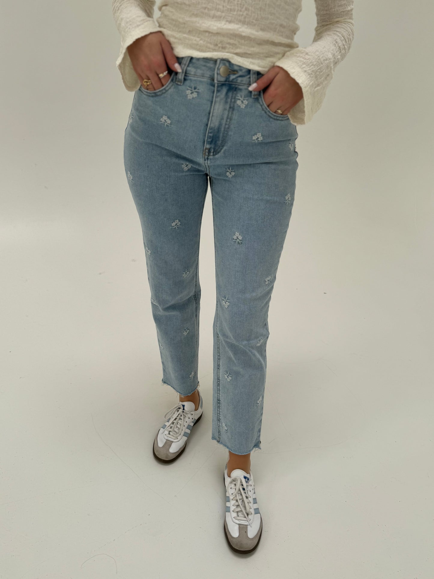 Stretch Mom Jeans mit Blumen in weiß