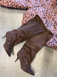 Stiefel mit hohem Schaft und Details braun