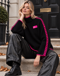 Pullover mit Patch DRESS FOR YOURSELF schwarz/pink