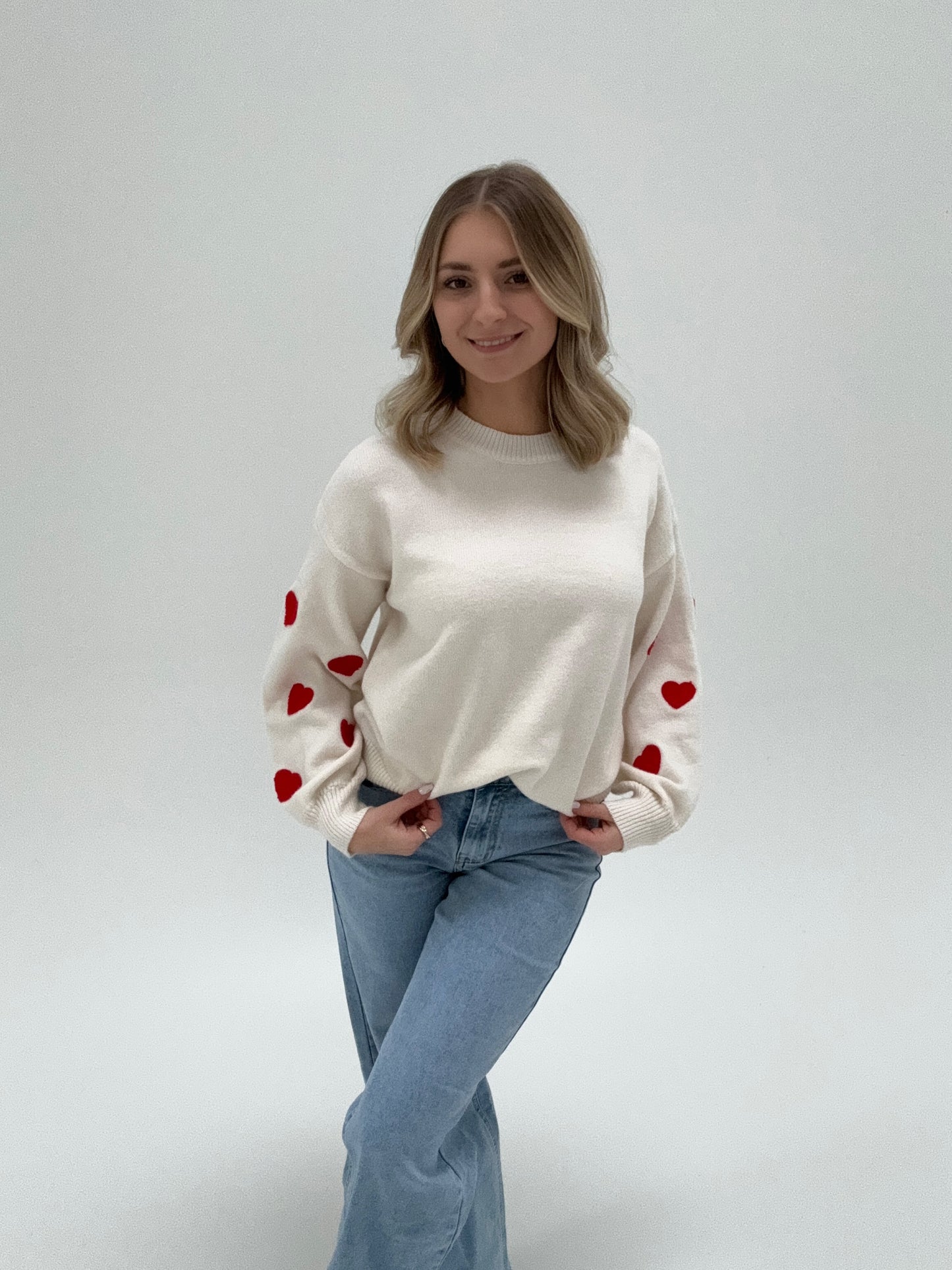 Feinstrick Pullover offwhite mit Herzen an den Ärmeln in rot