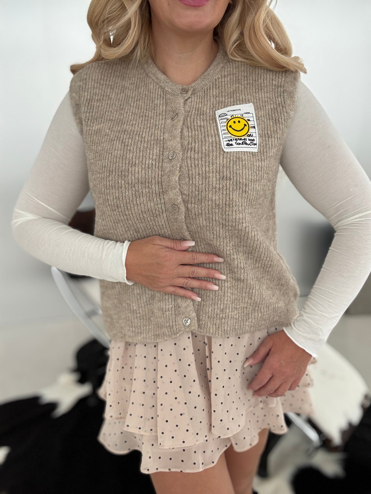 Strickweste SMILEY PATCH Taupe