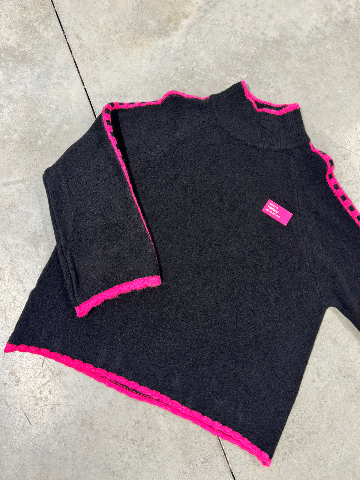 Pullover mit Patch DRESS FOR YOURSELF schwarz/pink