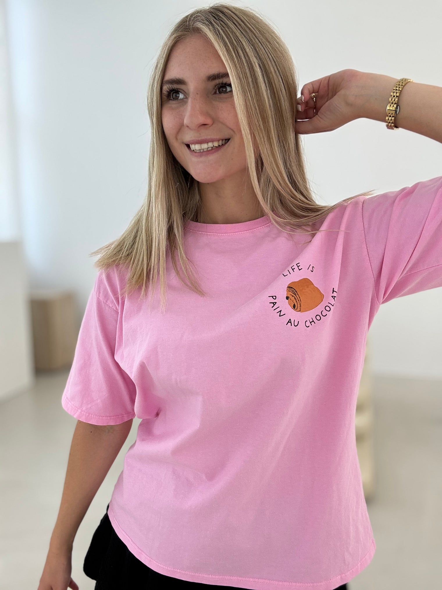Statement Shirt LIFE IS PAIN AU CHOCOLAT rosa