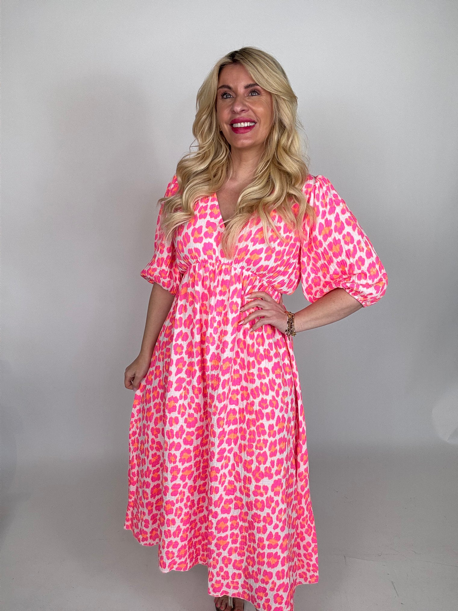 Musselin Kleid weiß LEO POWER hot pink/orange