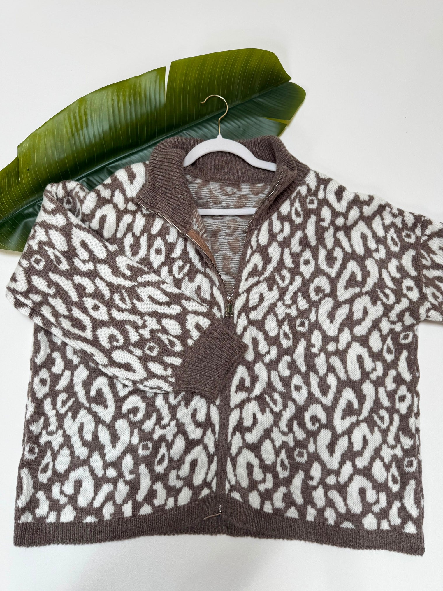 Zipper Strickjacke im angesagten Leo Muster taupe/creme