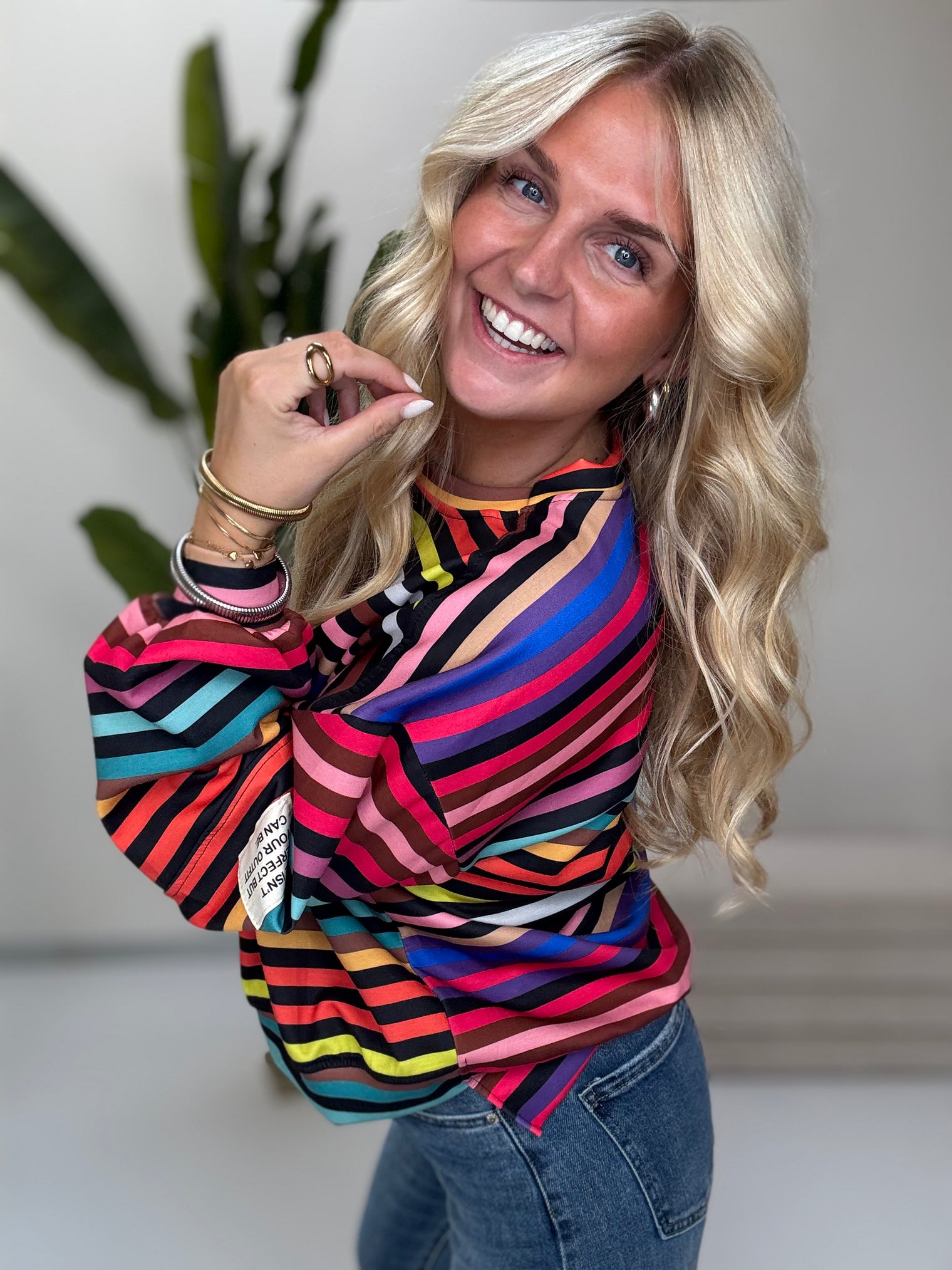 Butterstoff Sweater mit Patch am Ärmel schwarz/rainbow