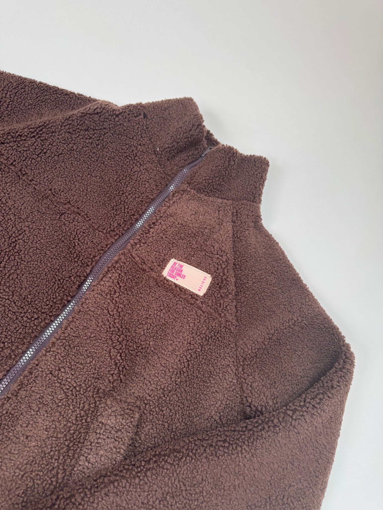 Kuschel Jacke mit Reißverschluss & Patch BE THE REASON FOR SMILES TODAY dark chocolate