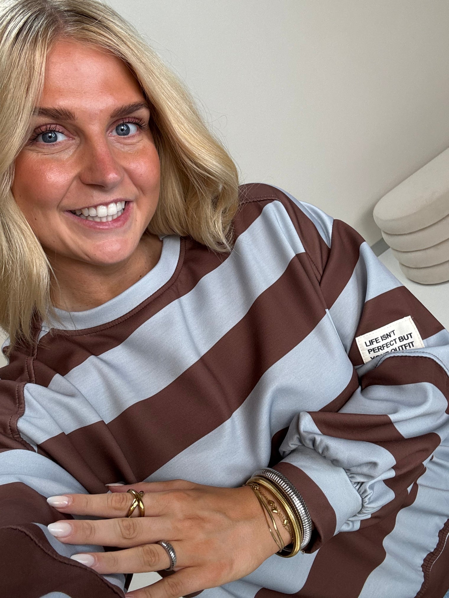 Butterstoff Sweater mit Patch am Ärmel BIG STRIPES hellblau/coffee
