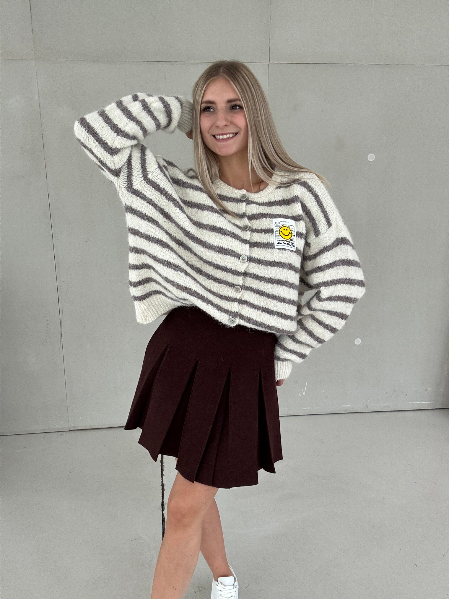 Cardigan ONLY GOOD VIBES creme/Taupe Grey