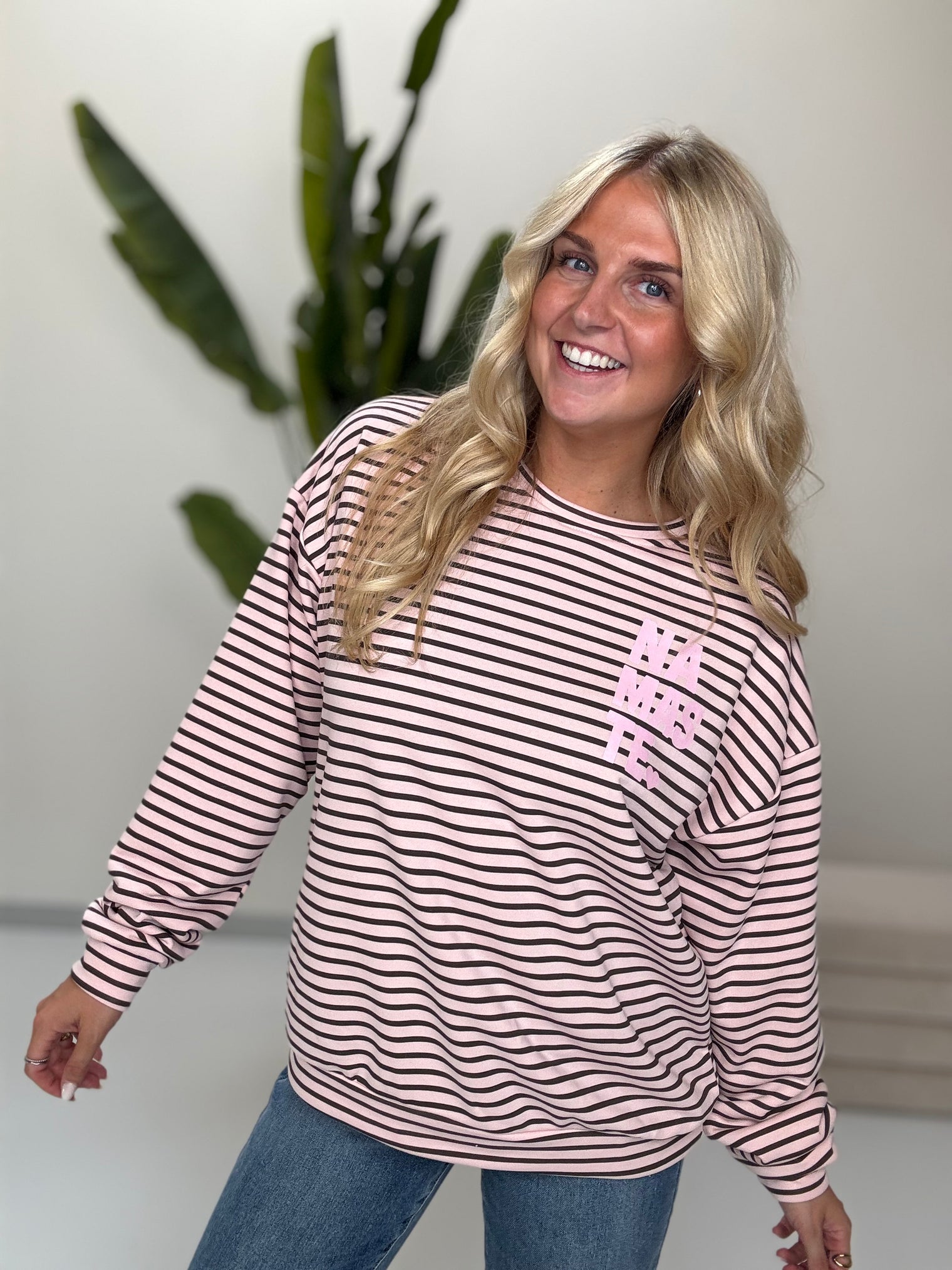 Sweater mit Rückenprint hellrosa/coffee geringelt NAMASTE