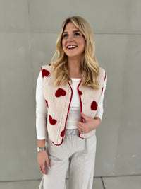 Teddy Weste beige mit roten Herzen