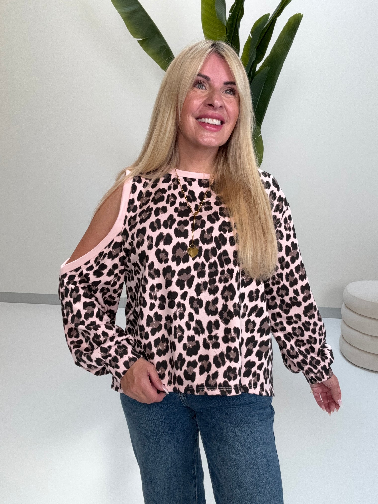 Sweater mit Cut-Out an der Schulter hellrosa LEO POWER schwarz/taupe