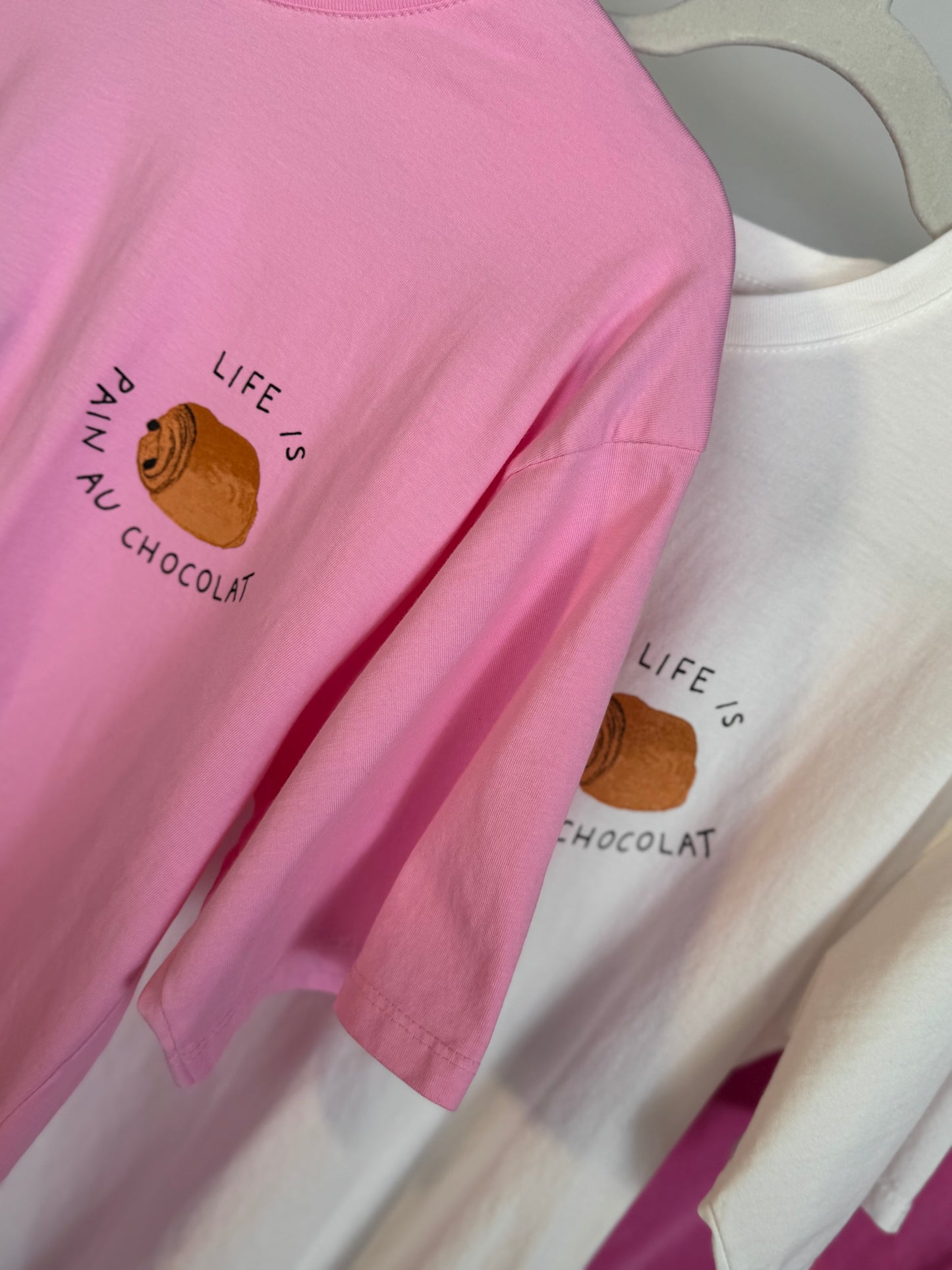 Statement Shirt LIFE IS PAIN AU CHOCOLAT pink