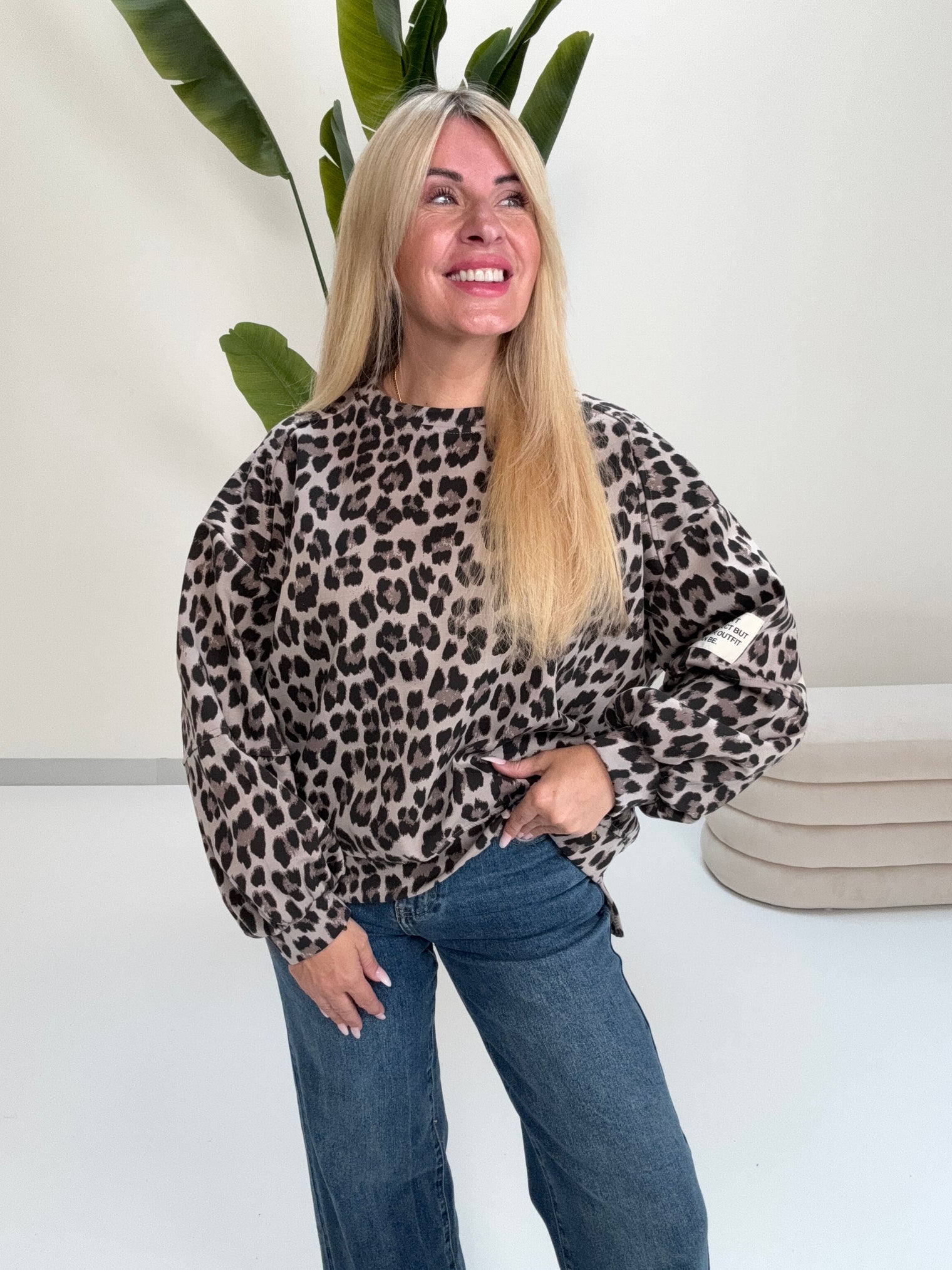 Butterstoff Sweater mit Patch am Ärmel soft taupe LEO schwarz/taupe